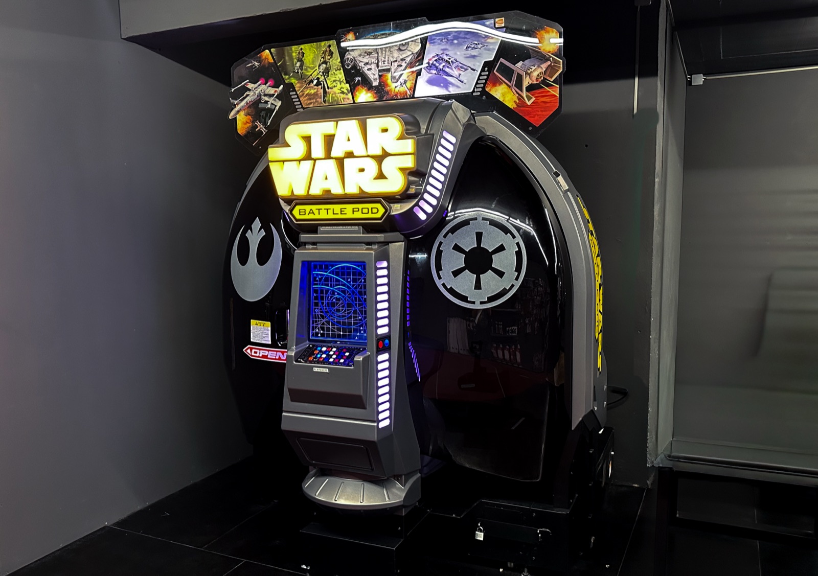 Battle Pod — Arcade-Simulator mit beleuchtetem Marquee